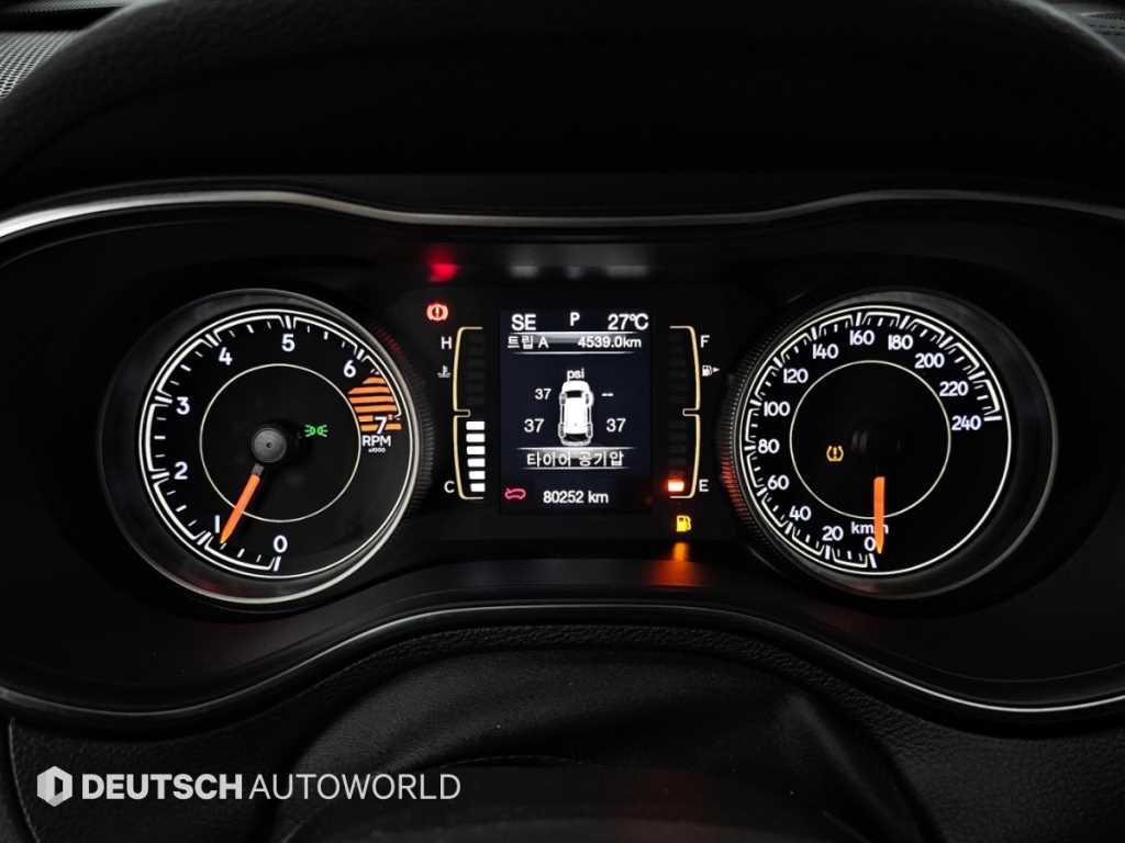 Jeep Cherokee — photo 08