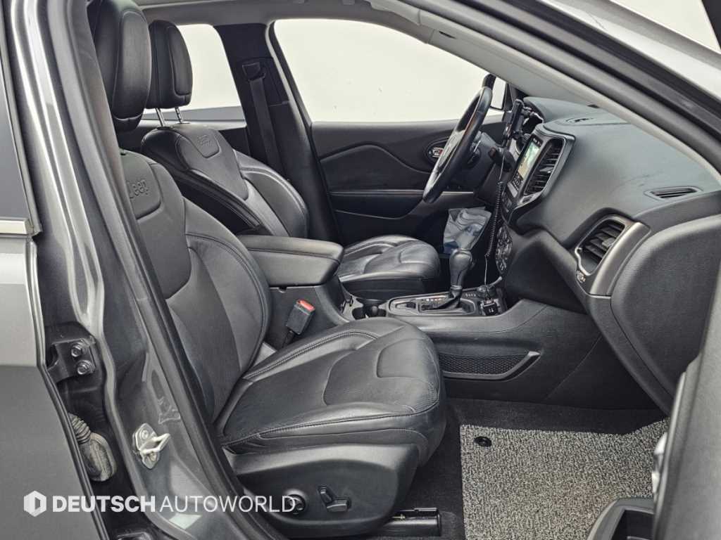 Jeep Cherokee — photo 10