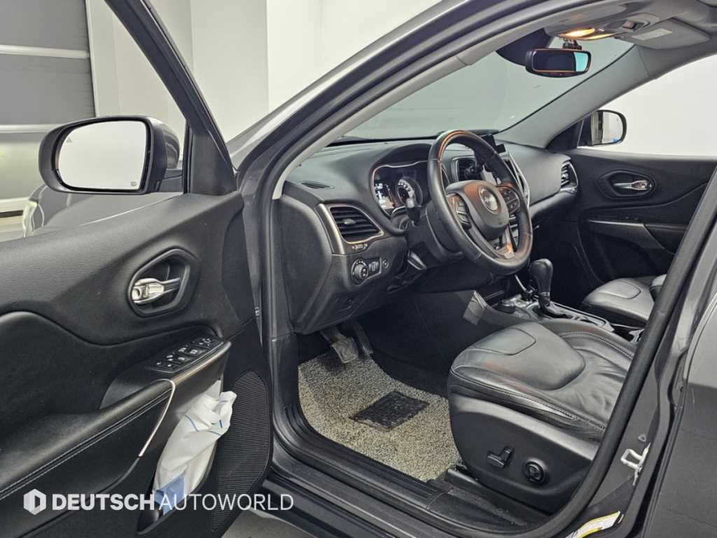 Jeep Cherokee — photo 11