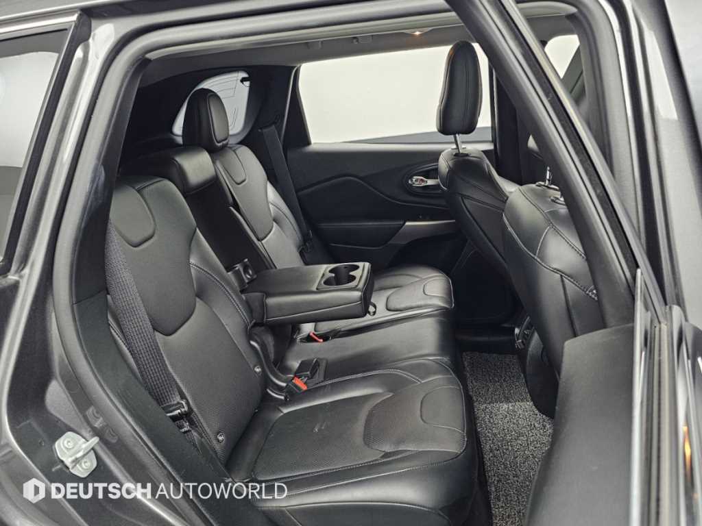 Jeep Cherokee — photo 12
