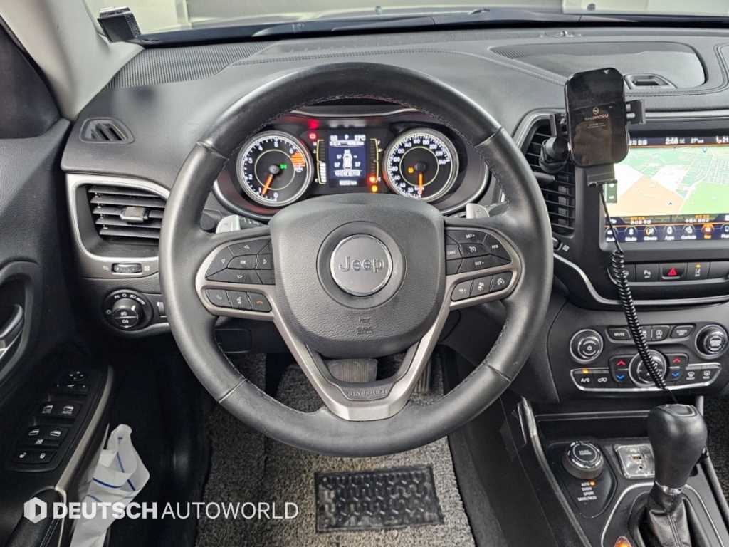 Jeep Cherokee — photo 13