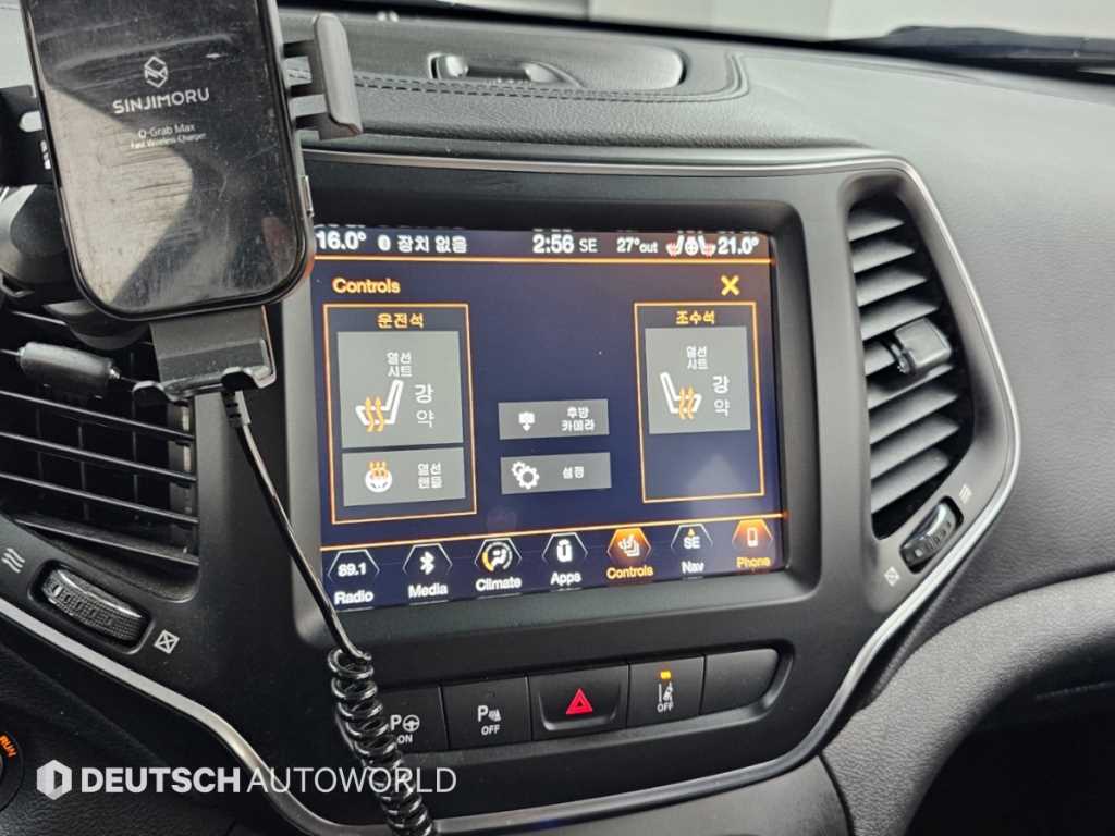 Jeep Cherokee — photo 17