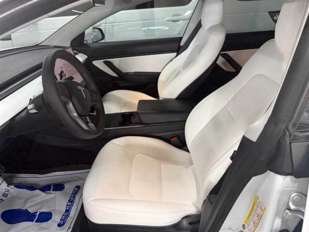 Tesla Model 3 — photo 01