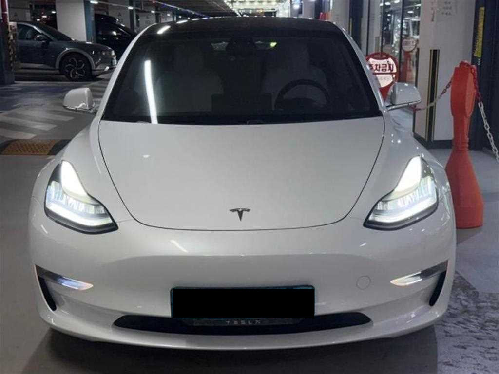 Tesla Model 3 — photo 03