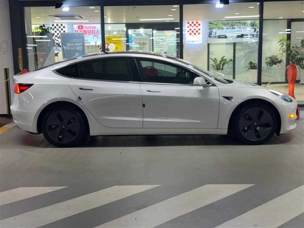 Tesla Model 3 — photo 04