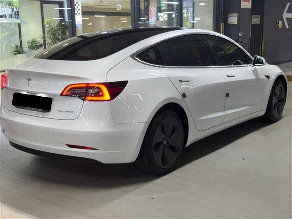 Tesla Model 3 — photo 05