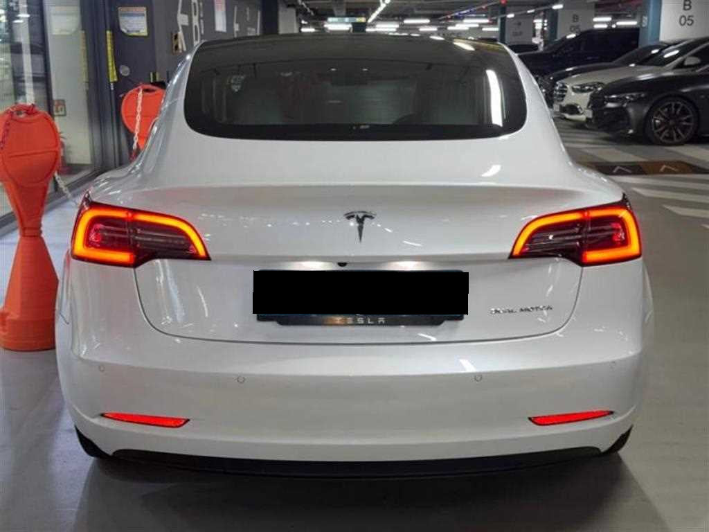 Tesla Model 3 — photo 06