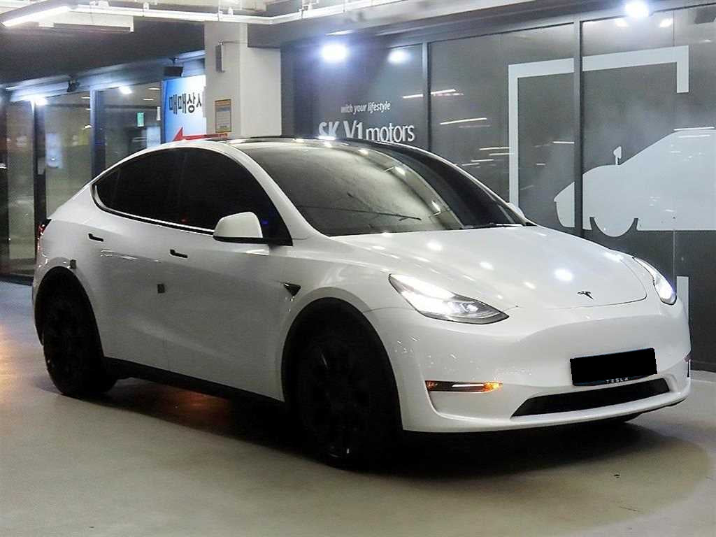 Tesla Model Y — photo 01