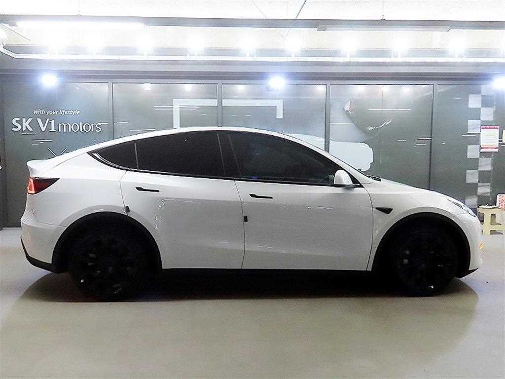 Tesla Model Y — photo 03