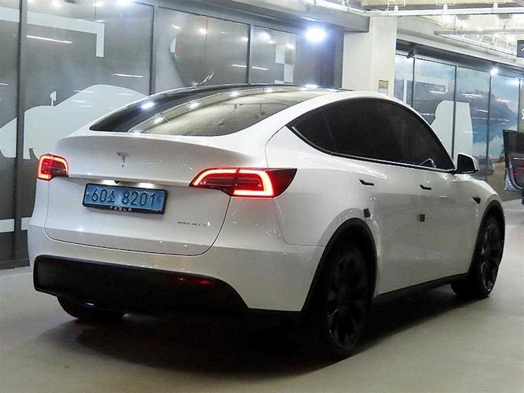 Tesla Model Y — photo 04