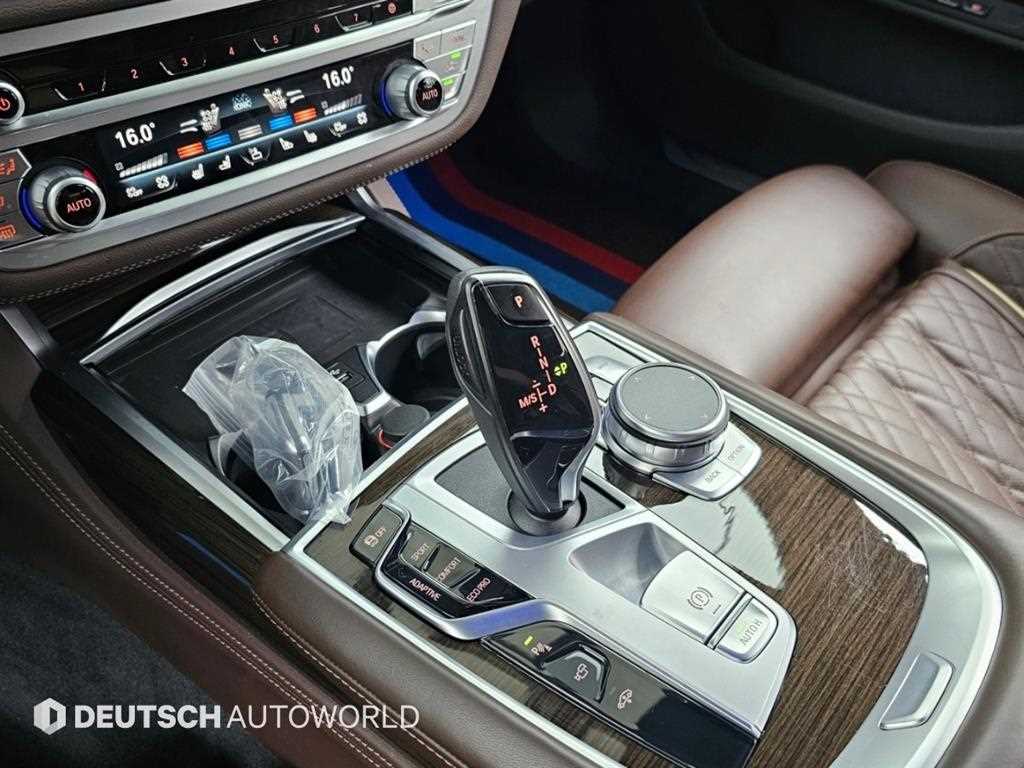 BMW 7-Series — photo 09