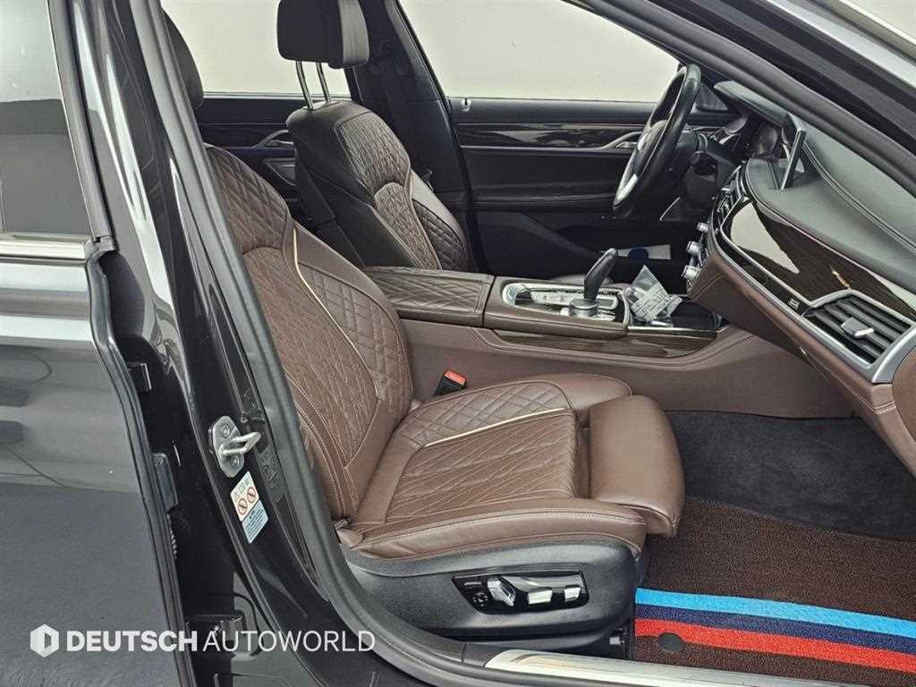 BMW 7-Series — photo 10