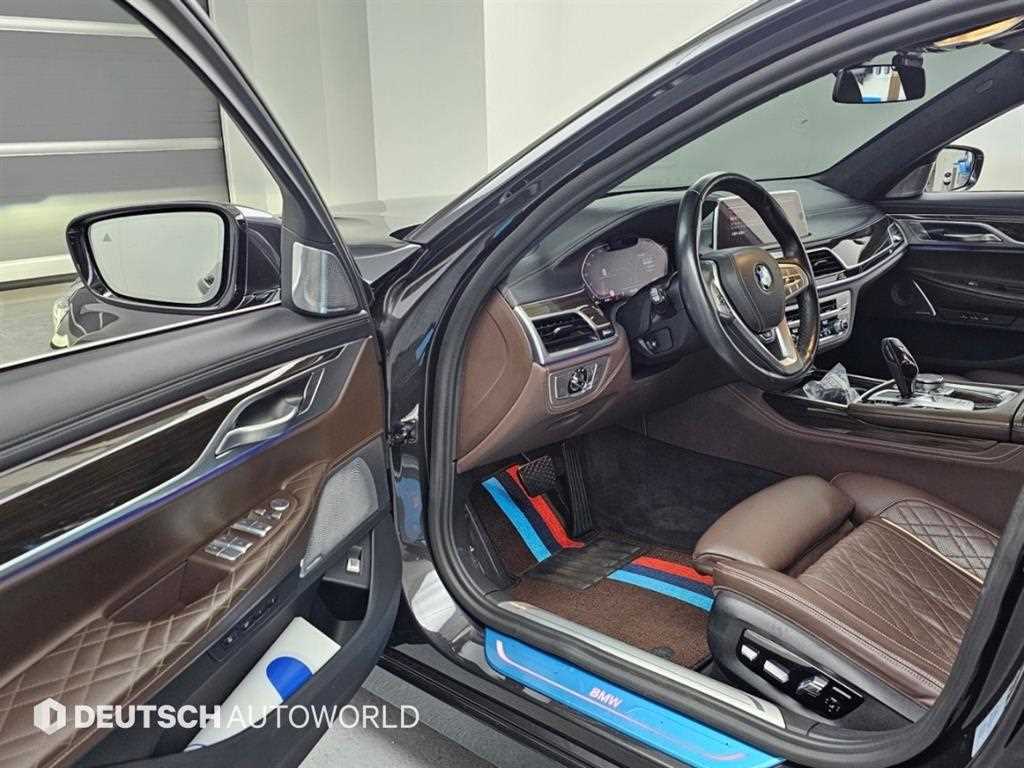 BMW 7-Series — photo 11
