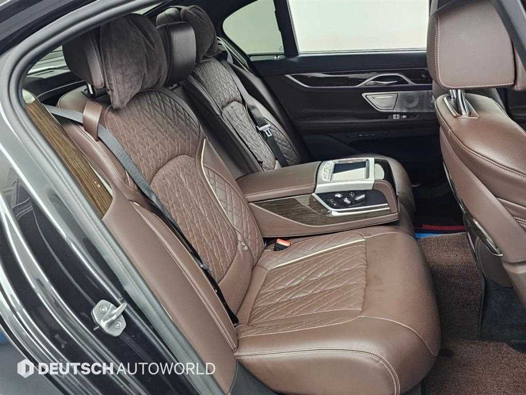 BMW 7-Series — photo 12