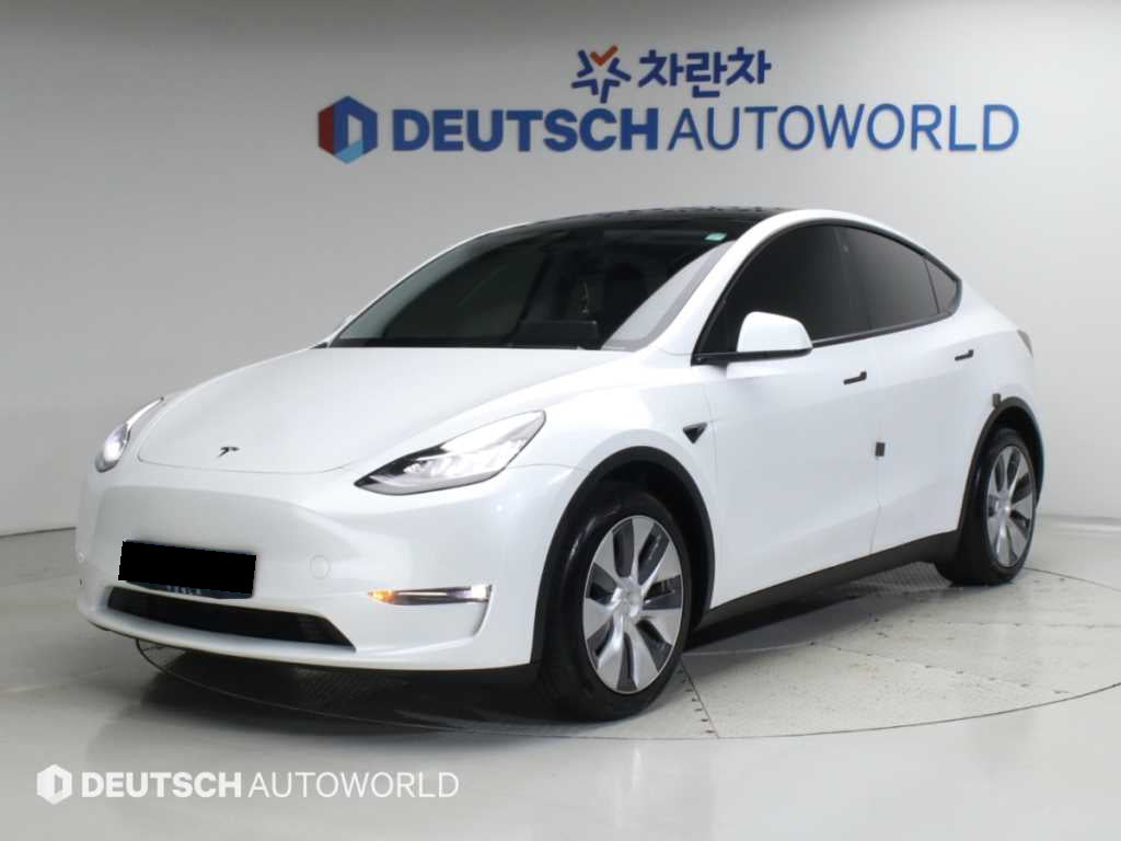 Tesla Model Y — photo 01