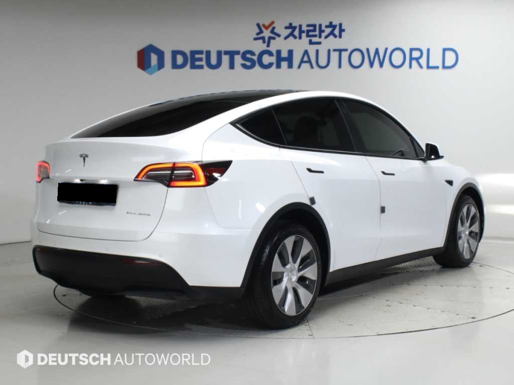 Tesla Model Y — photo 02