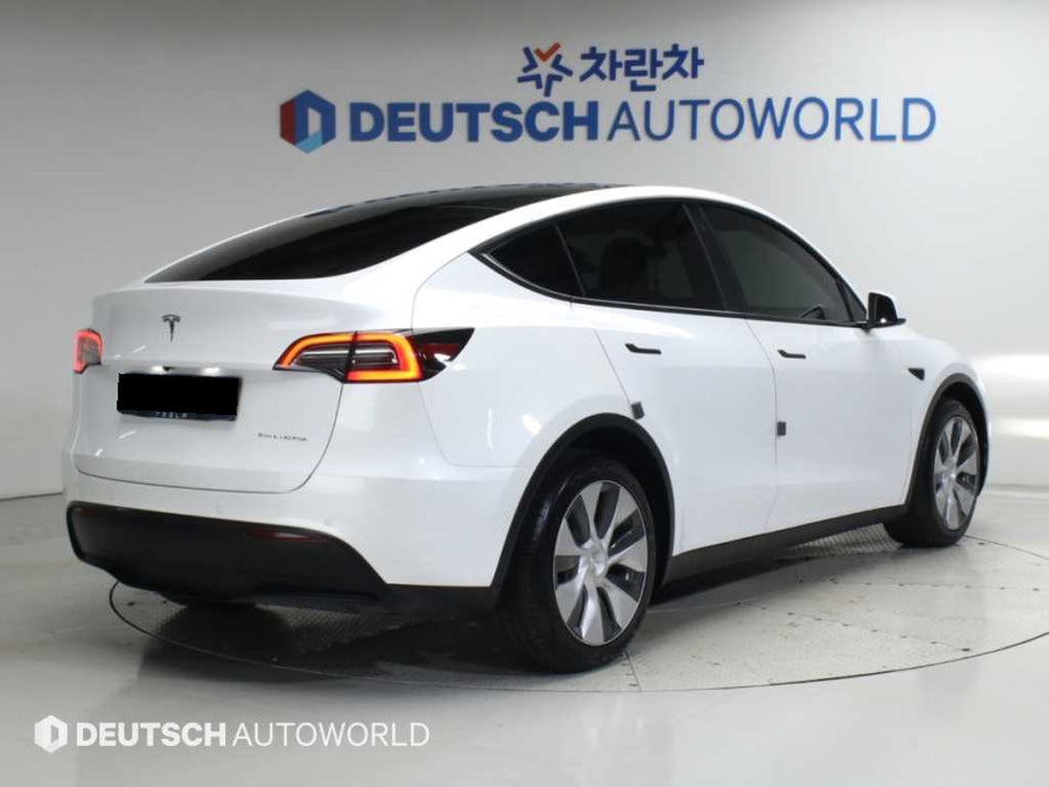 Tesla Model Y — photo 02