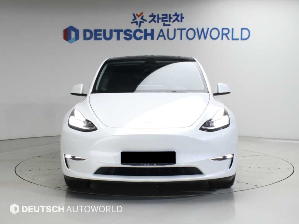 Tesla Model Y — photo 03