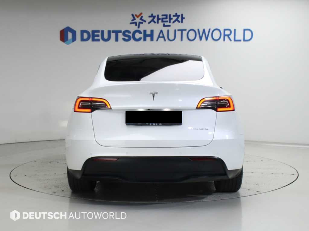 Tesla Model Y — photo 04