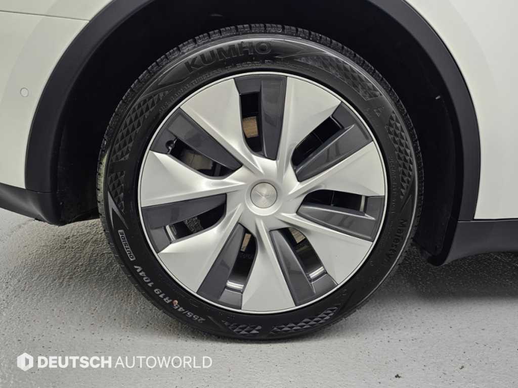 Tesla Model Y — photo 05