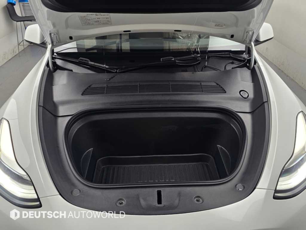 Tesla Model Y — photo 06