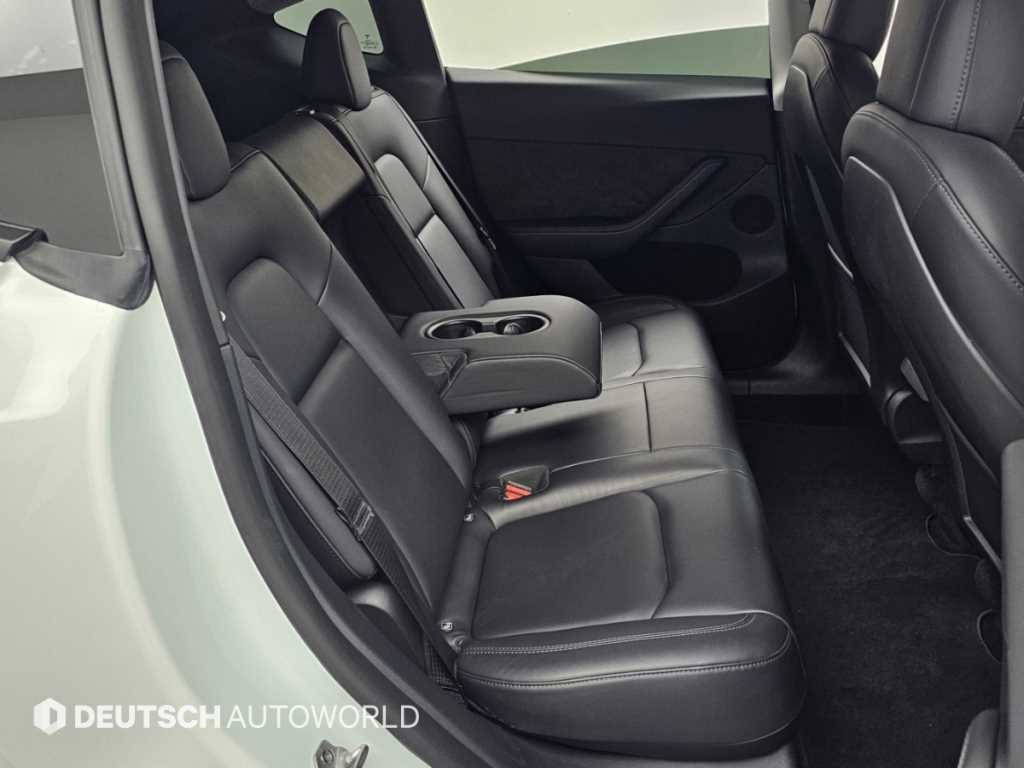 Tesla Model Y — photo 12