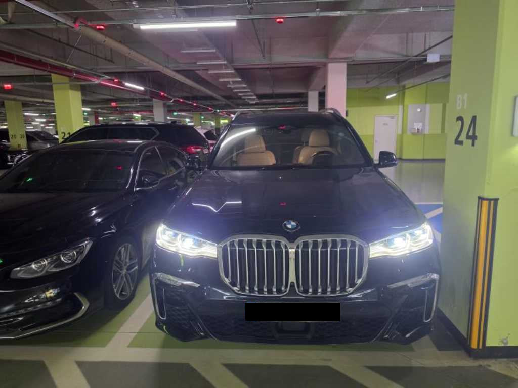 BMW X7 — photo 01