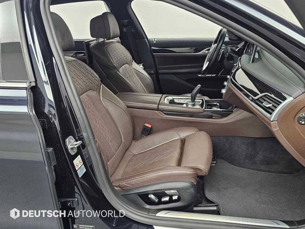 BMW 7-Series — photo 10