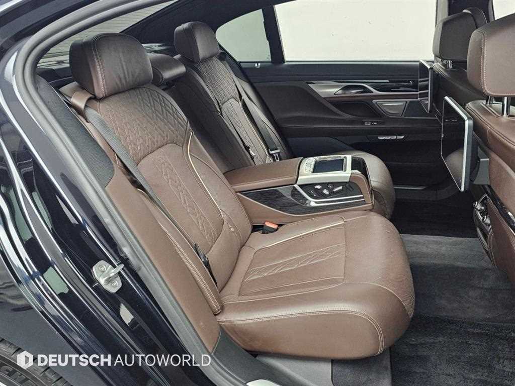 BMW 7-Series — photo 12