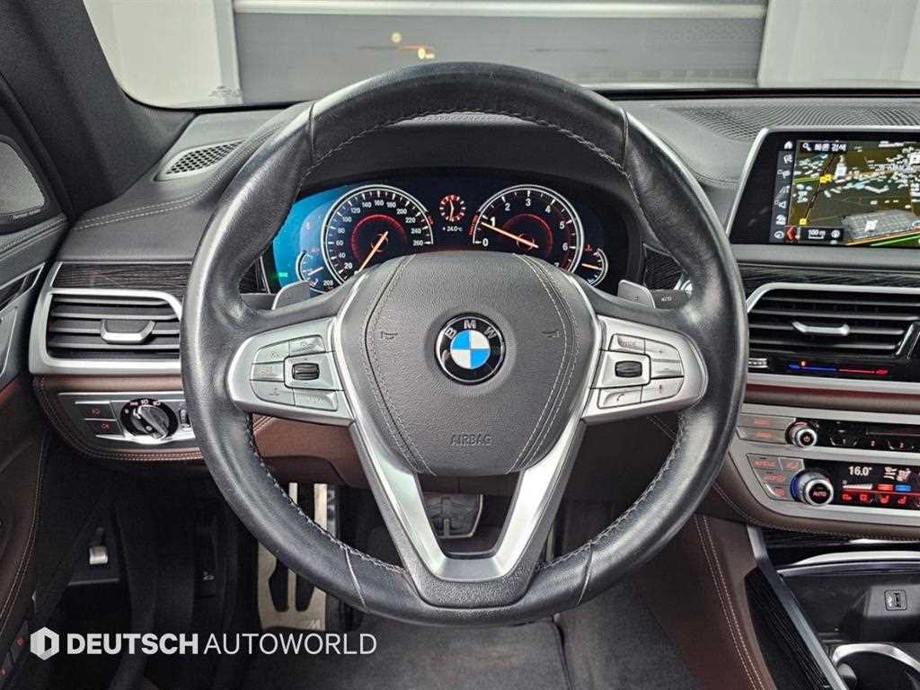 BMW 7-Series — photo 13