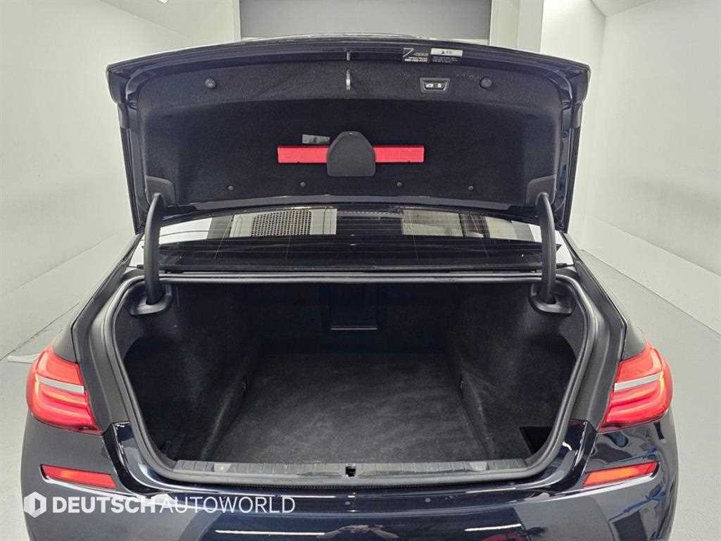 BMW 7-Series — photo 19