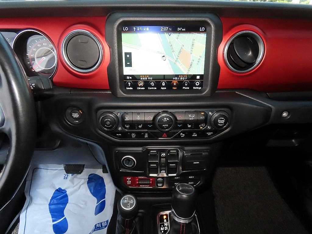 Jeep Gladiator — photo 13