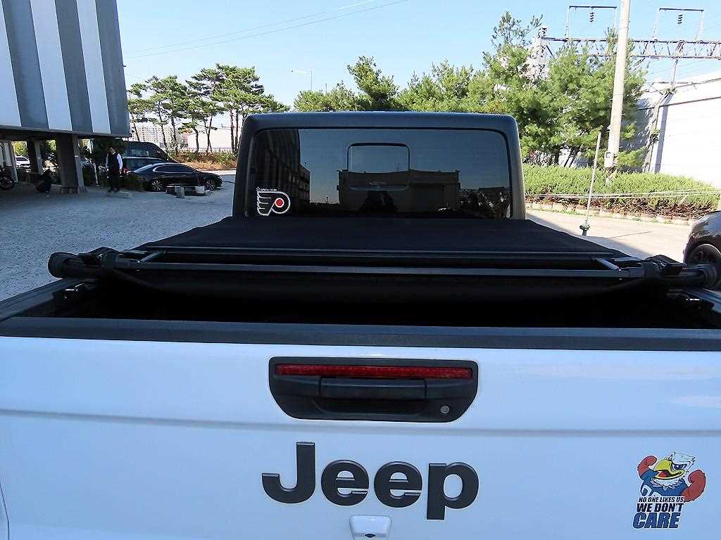 Jeep Gladiator — photo 18