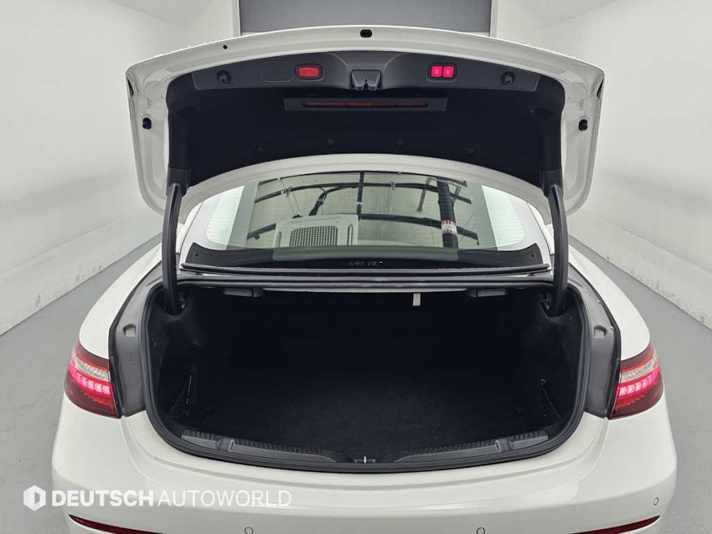 Mercedes-Benz E-Class — photo 19