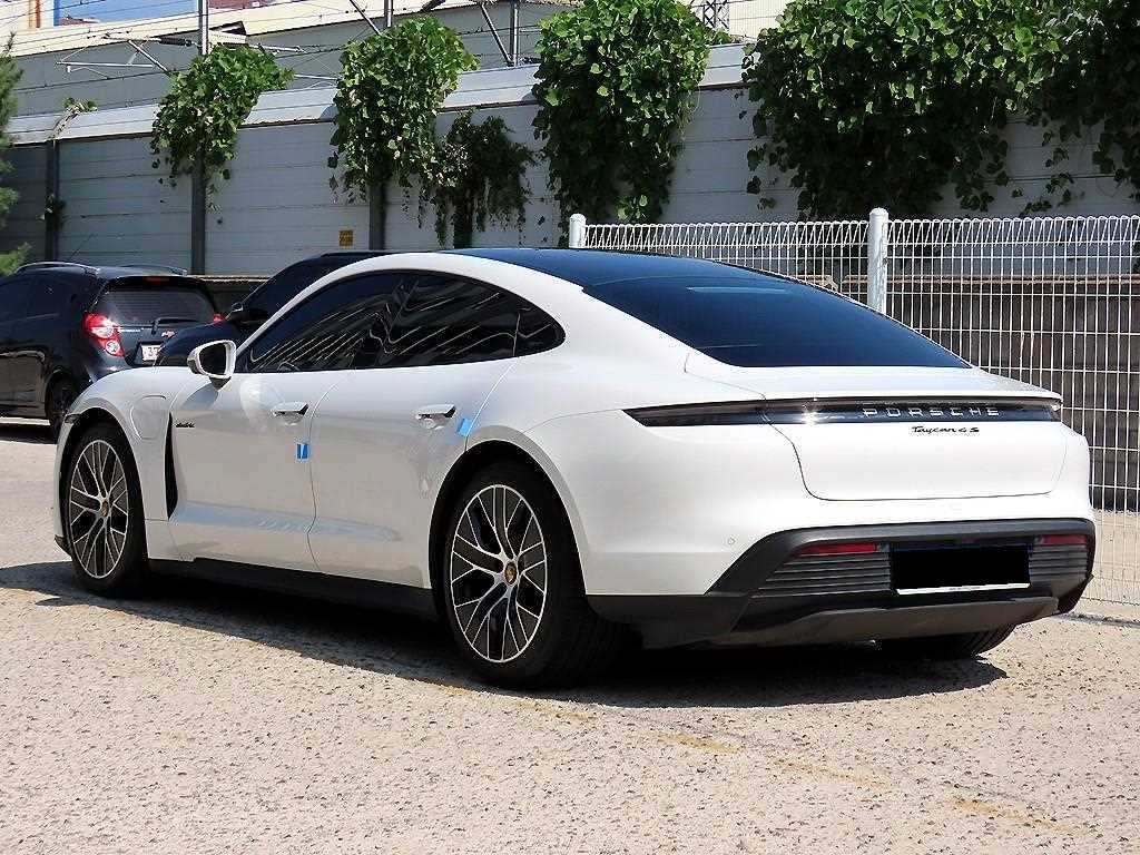 Porsche Taycan — photo 03