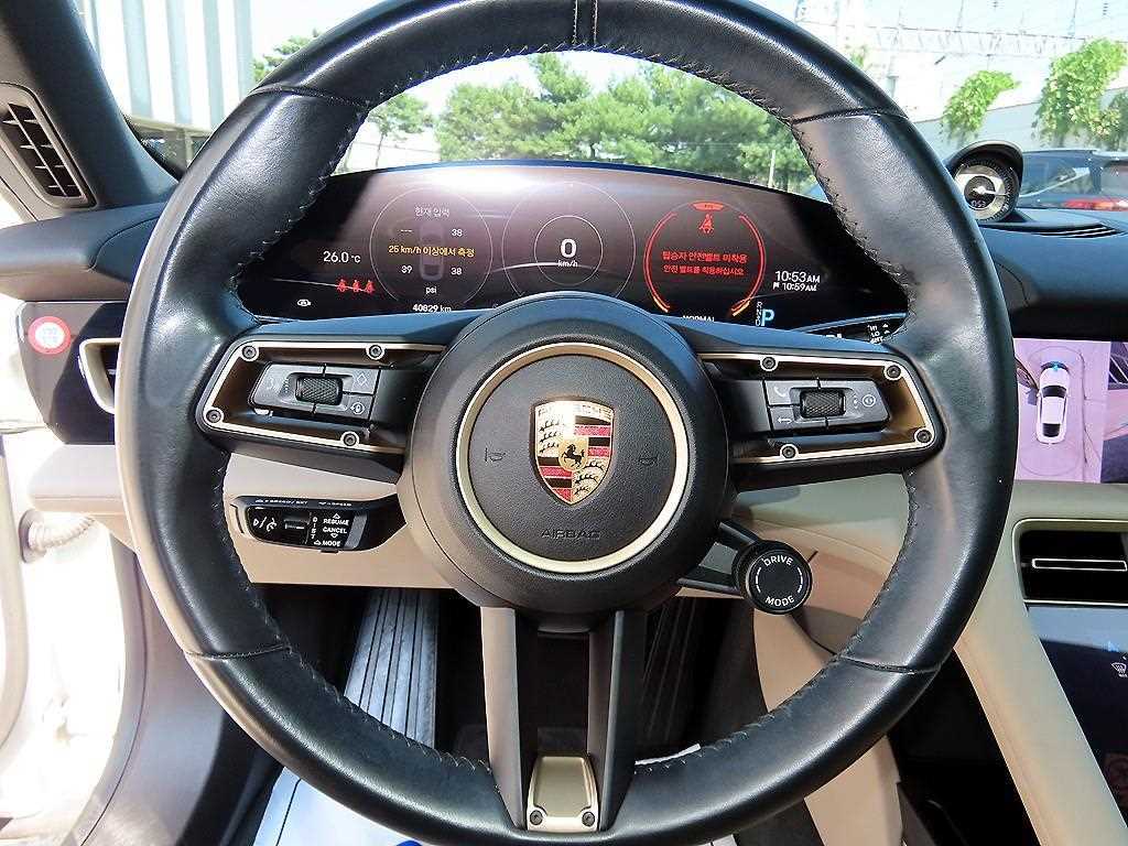 Porsche Taycan — photo 08
