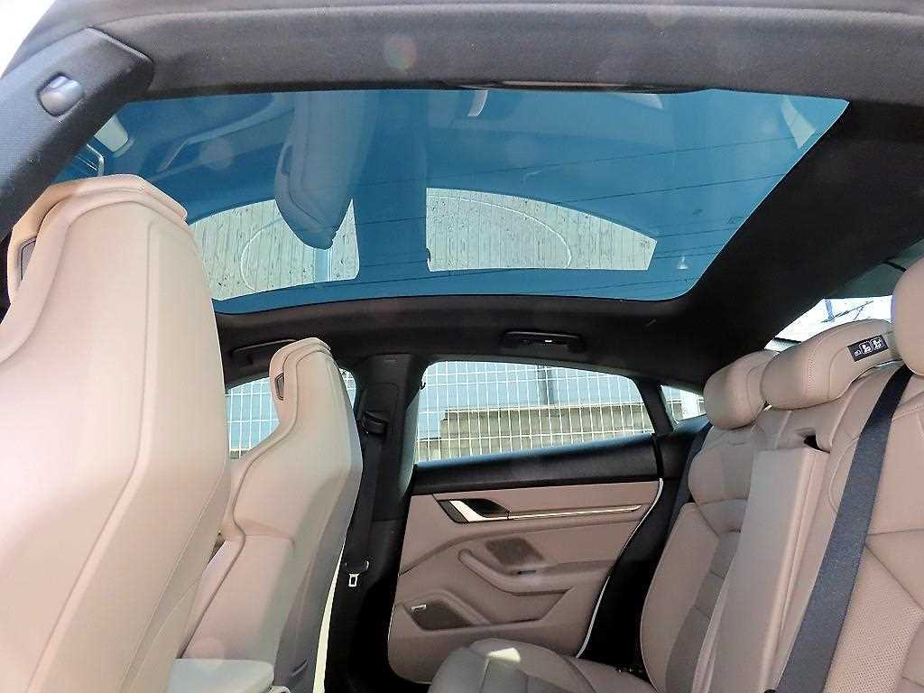 Porsche Taycan — photo 17