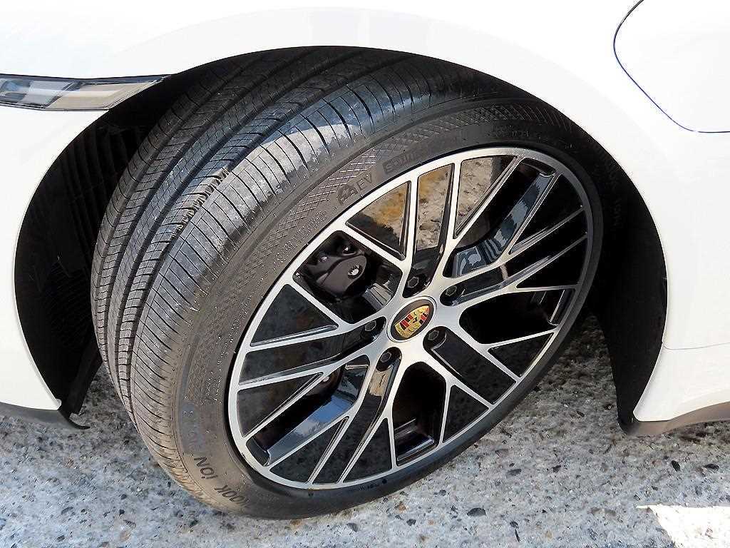 Porsche Taycan — photo 20