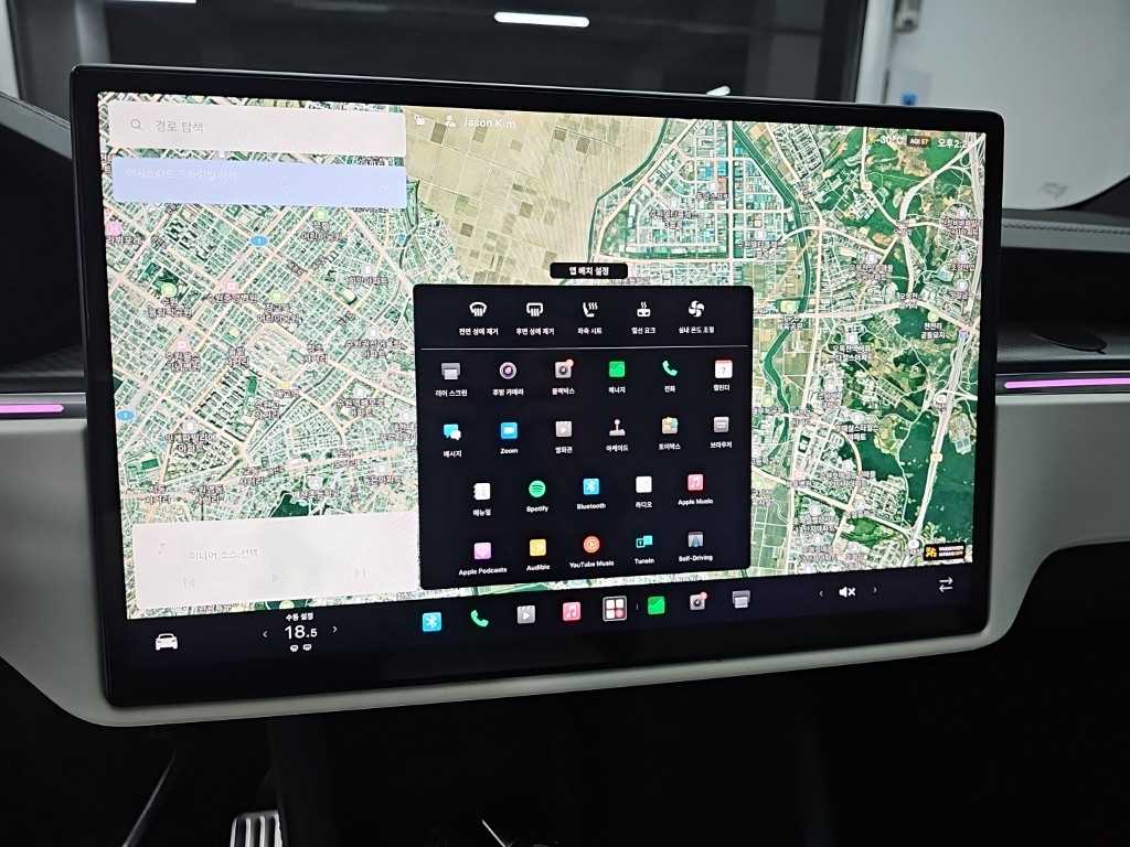 Tesla Model X — photo 10