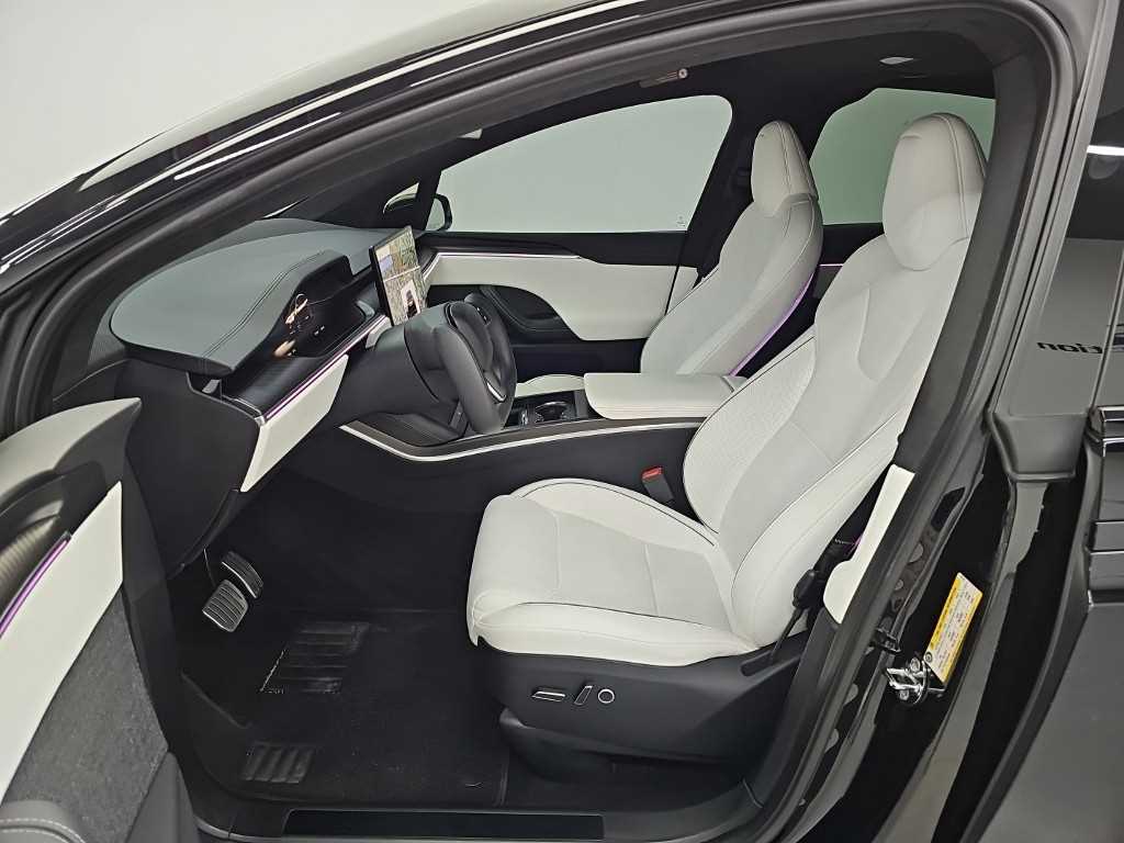 Tesla Model X — photo 11
