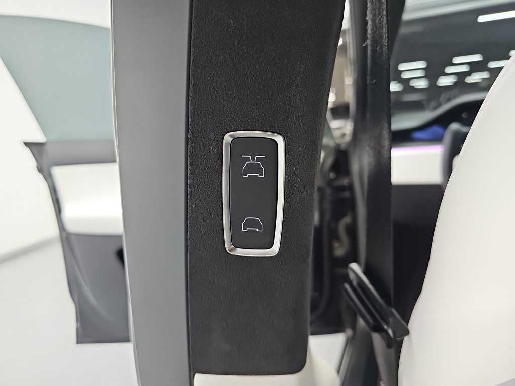 Tesla Model X — photo 15