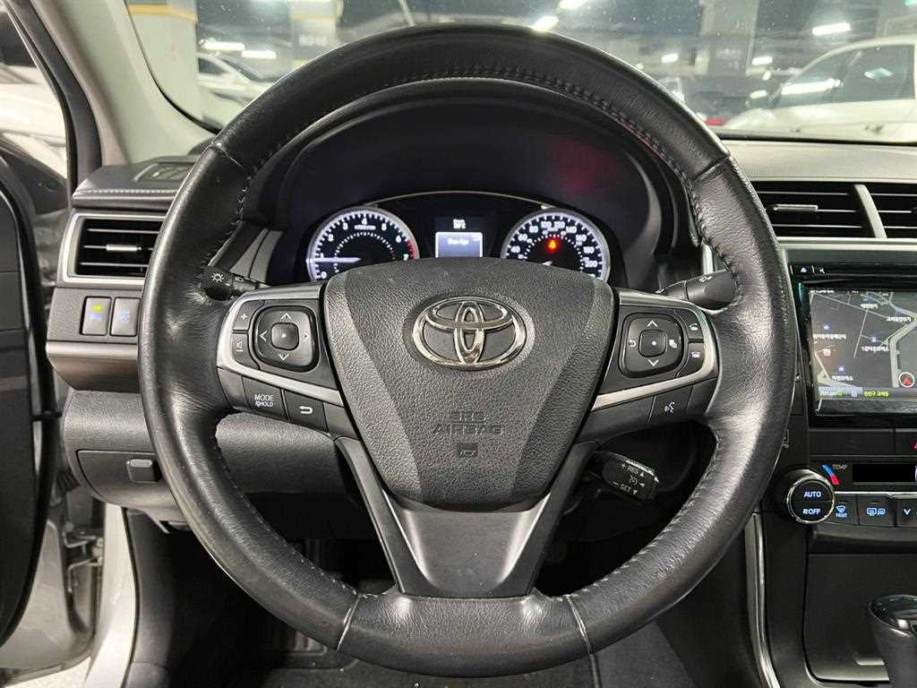 Toyota Camry — photo 09