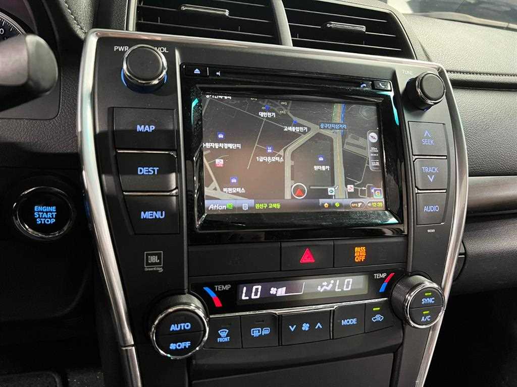 Toyota Camry — photo 10