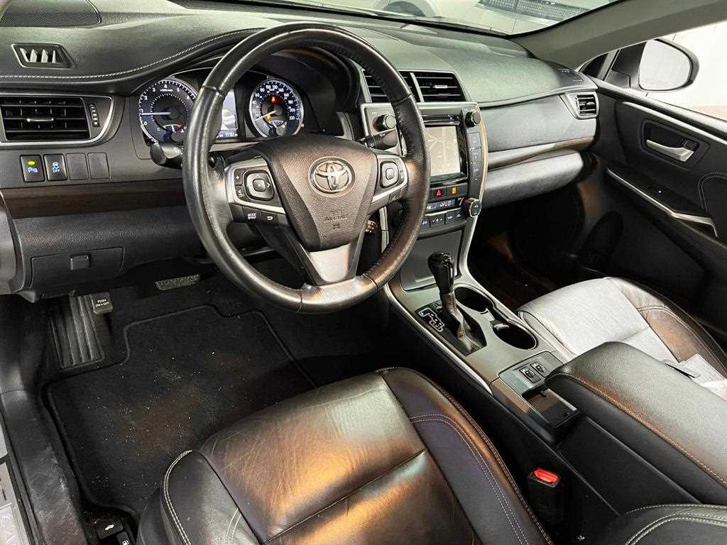 Toyota Camry — photo 14