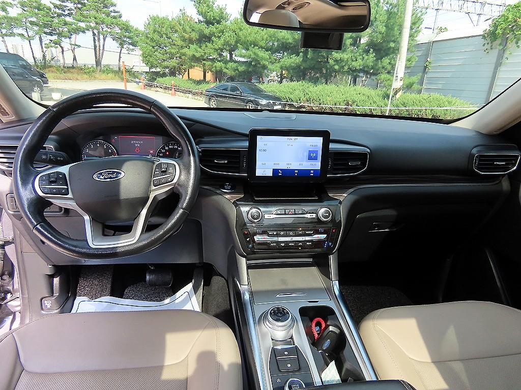 Ford Explorer — photo 07