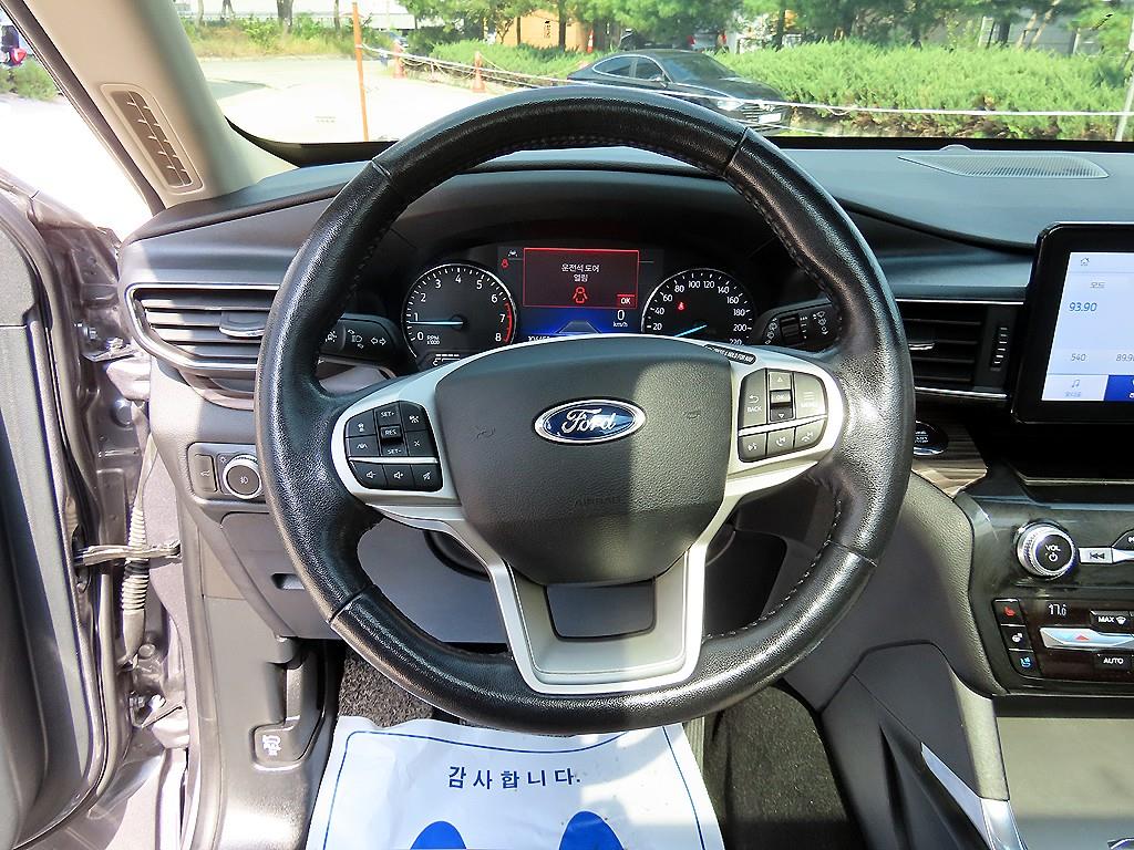 Ford Explorer — photo 08
