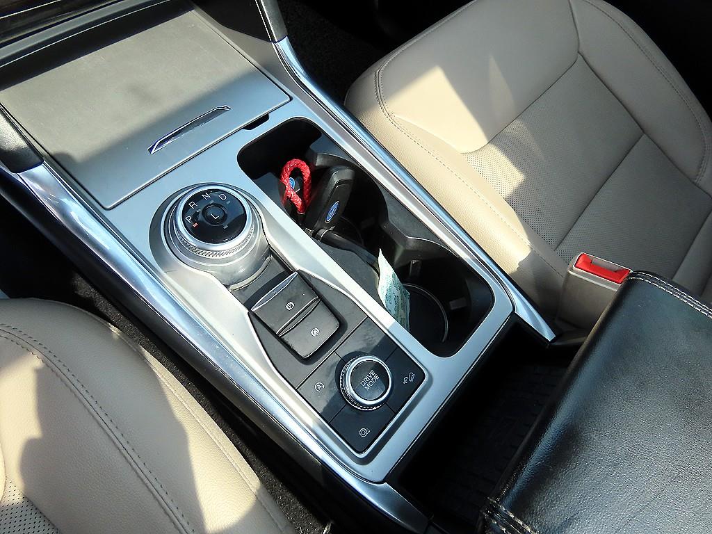 Ford Explorer — photo 10
