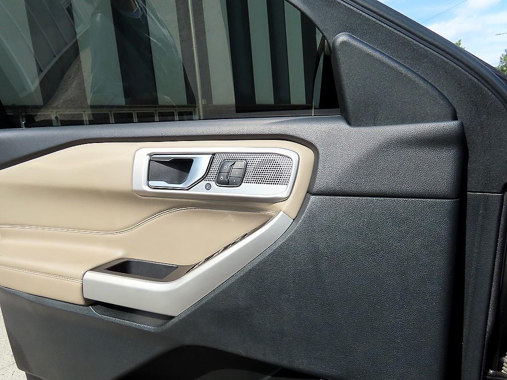 Ford Explorer — photo 11