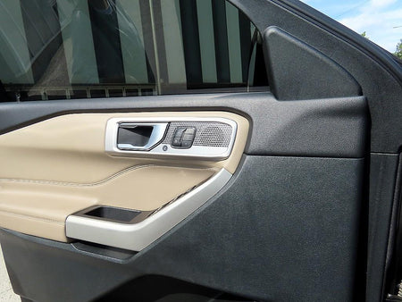 Ford Explorer — photo 11