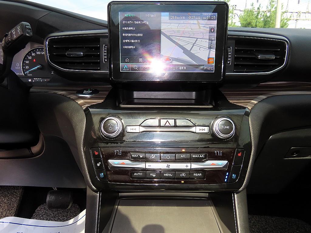 Ford Explorer — photo 13